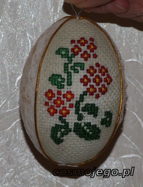 Jajko styropianowe ozdobione haftem krzyżykowym