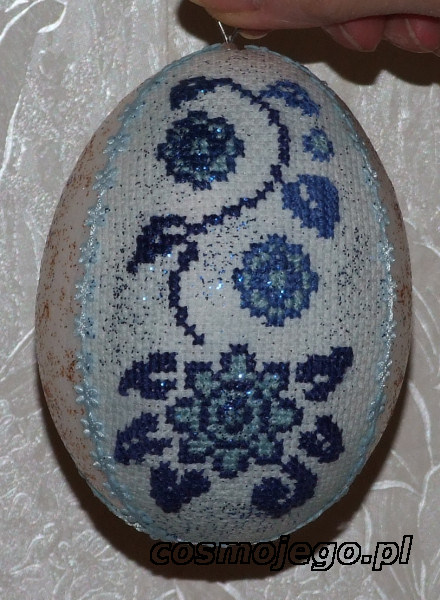 Jajko styropianowe ozdobione haftem krzyżykowym