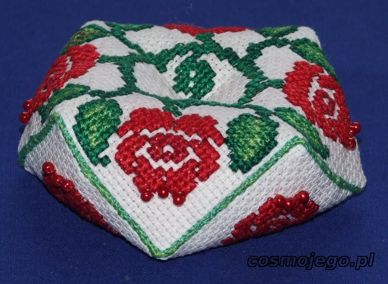 Igielnik biscornu - haft krzyżykowy - róże